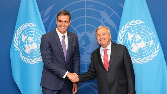 Pedro Sánchez y Antonio Guterres se dan la mano durante la Asamblea General de la ONU Pedro Sánchez y Antonio Guterres se dan la mano durante la Asamblea General de la ONU