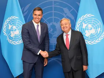 Pedro Sánchez y Antonio Guterres se dan la mano durante la Asamblea General de la ONU