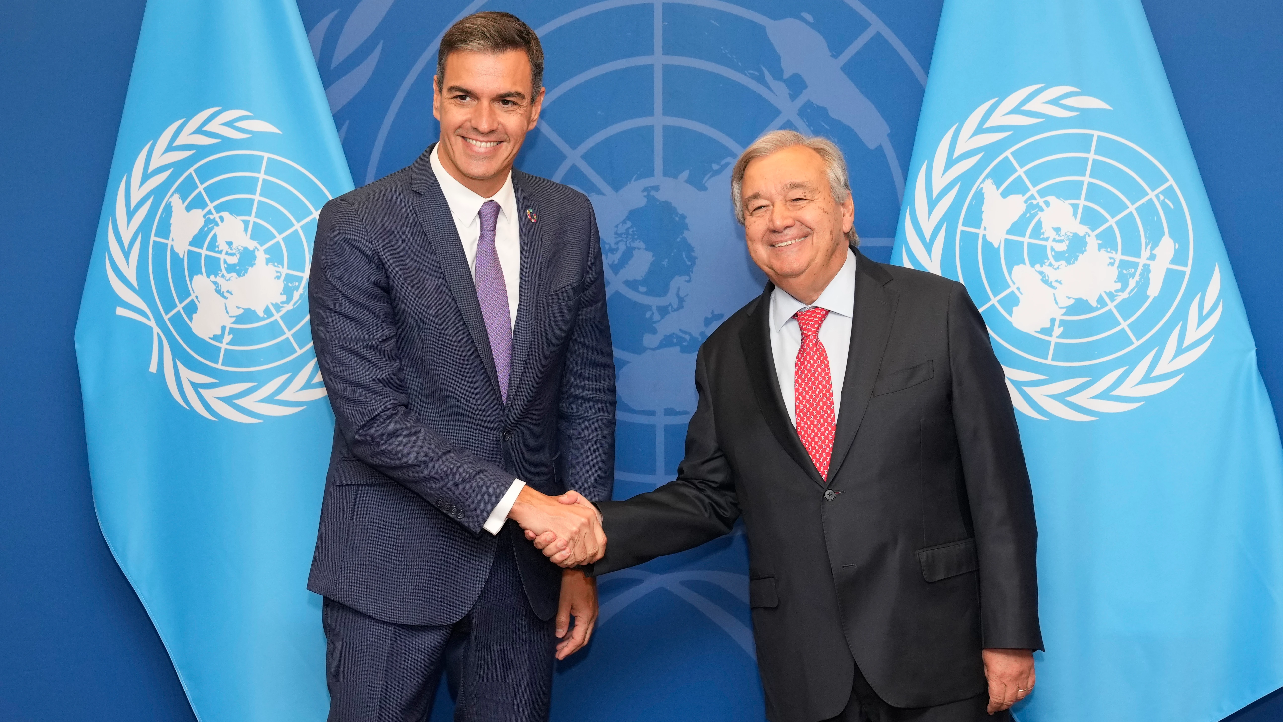 Pedro Sánchez y Antonio Guterres se dan la mano durante la Asamblea General de la ONU