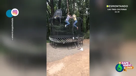 El inesperado desenlace de una tarde de diversión en pareja saltando en la cama elástica El inesperado desenlace de una tarde de diversión en pareja saltando en la cama elástica