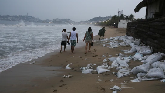 El huracán 'otis' azota México, provocando inundaciones, lluvias torrenciales y cortes de luz El huracán 'otis' azota México, provocando inundaciones, lluvias torrenciales y cortes de luz