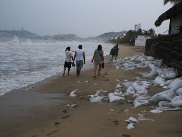 Hurricane ‘Otis’ hits Mexico, causing flooding, torrential rains and power outages