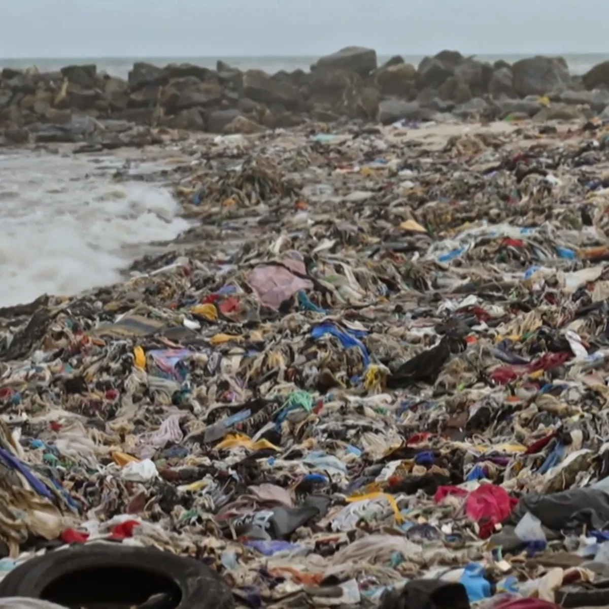 Creyendo que hacemos el bien, contribuimos a esto: así es la playa de  Ghana infestada de la ropa usada que donamos en España y Occidente