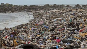 "Creyendo que hacemos el bien, contribuimos a esto": así es la playa de Ghana infestada de la ropa usada que donamos en España