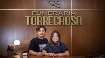 Alberto y Laura Caballero se lanzan con una comedia en un lugar de trabajo peculiar, una funeraria.