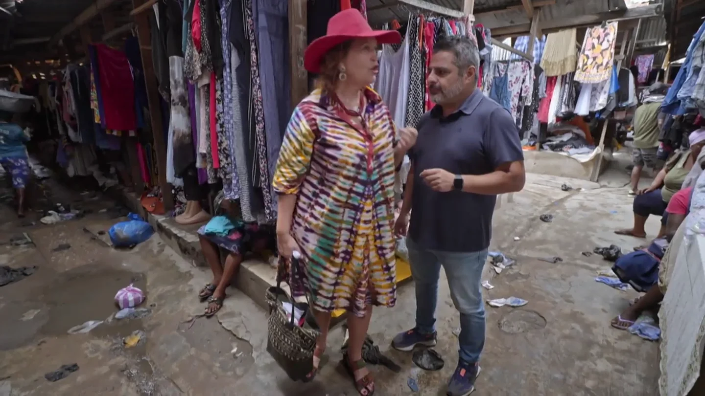 Una exeditora de Vogue que ahora vive en Ghana desafía a los espectadores: ¿te atreverías a comprar solo una prenda de ropa al año? Una exeditora de Vogue que ahora vive en Ghana desafía a los espectadores: ¿te atreverías a comprar solo una prenda de ropa al año?
