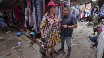 Una exeditora de Vogue que ahora vive en Ghana desafía a los espectadores: ¿te atreverías a comprar solo una prenda de ropa al año?