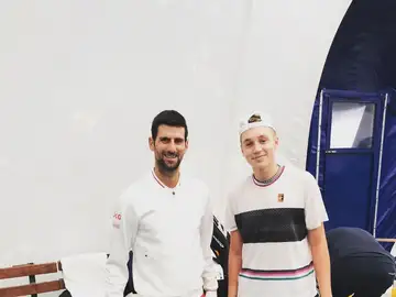 Novak Djokovic y Hamad Medjedovic