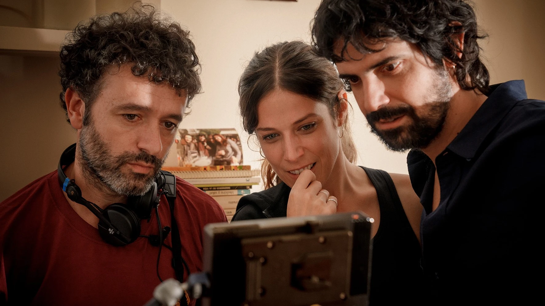 Rodrigo Sorogoyen junto a Iria del Río y Francesco Carril durante el rodaje de 'Los años nuevos'.