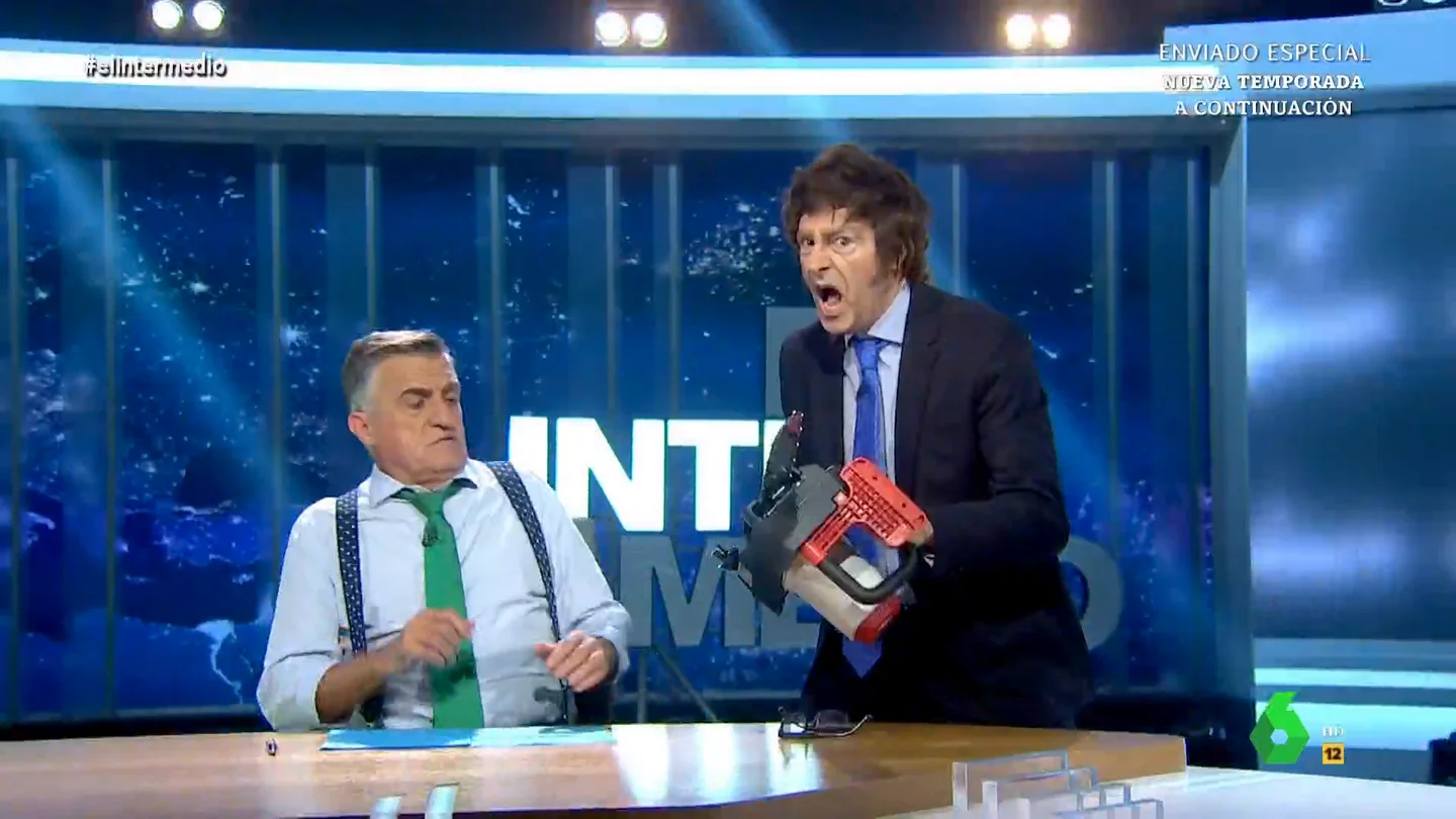 'Raúl Milei' irrumpe con una motosierra en el plató de El Intermedio Raúl Pérez se convierte en un desatado 'Javier Milei' e irrumpe en el plató de El Intermedio con una motosierra para hacer todo tipo de recortes: "Pienso instaurar la libertad y acabar con todas las lacras del comunismo", afirma en este vídeo.