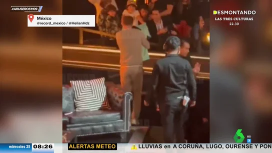 La caída viral de Gerard Piqué al ir firmar un autógrafo en la mano en la Kings League Américas La caída viral de Gerard Piqué al ir firmar un autógrafo en la mano en la Kings League Américas