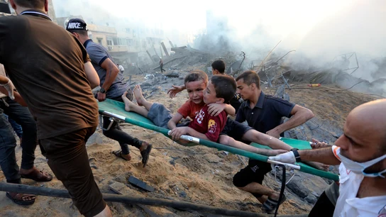Palestinos evacuan a dos niños heridos de la destrucción tras los ataques aéreos israelíes en la ciudad de Gaza Palestinos evacuan a dos niños heridos de la destrucción tras los ataques aéreos israelíes en la ciudad de Gaza