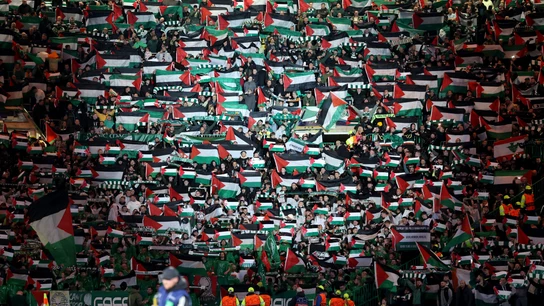 Decenas de banderas de Palestina en la grada del Celtic Park Decenas de banderas de Palestina en la grada del Celtic Park