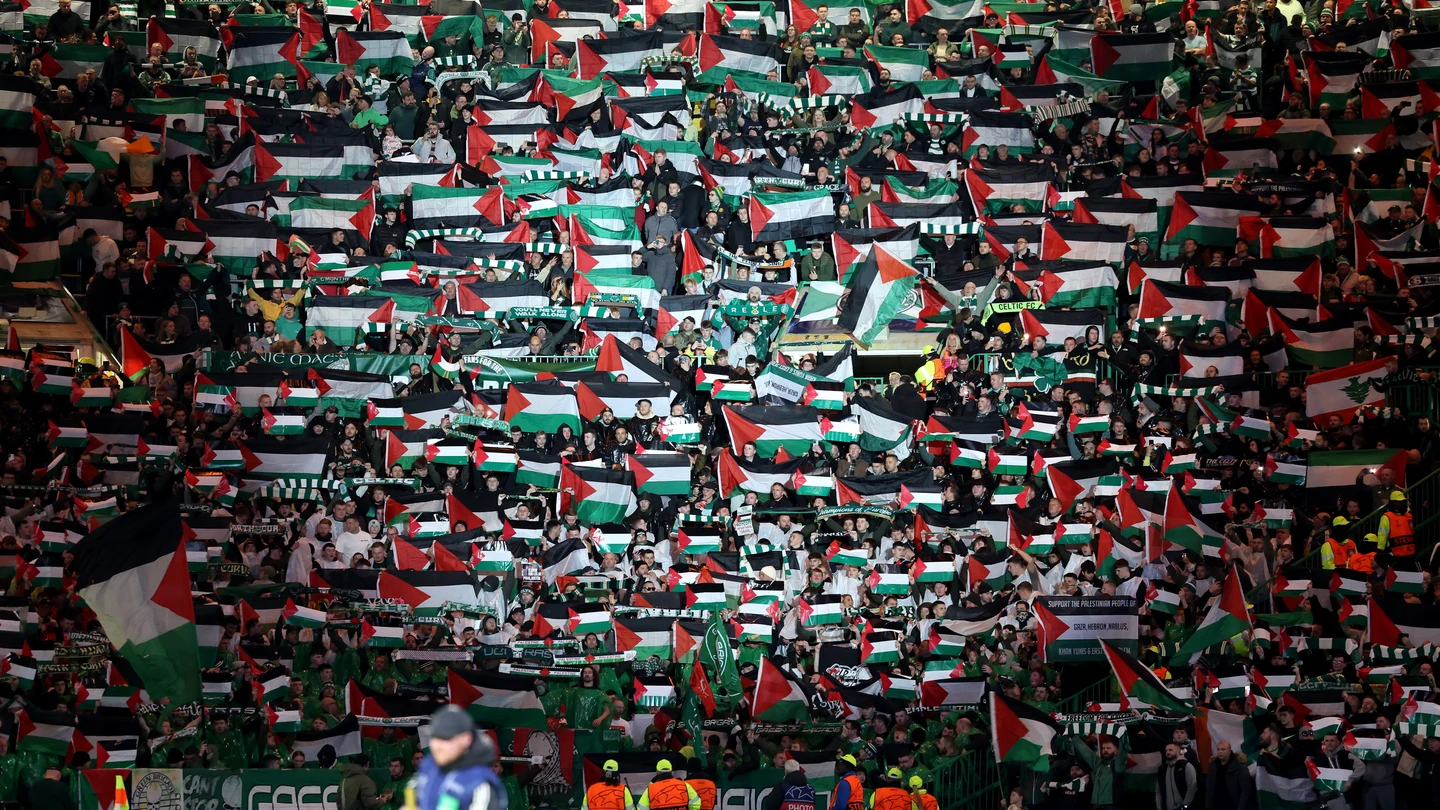Decenas de banderas de Palestina en la grada del Celtic Park Decenas de banderas de Palestina en la grada del Celtic Park