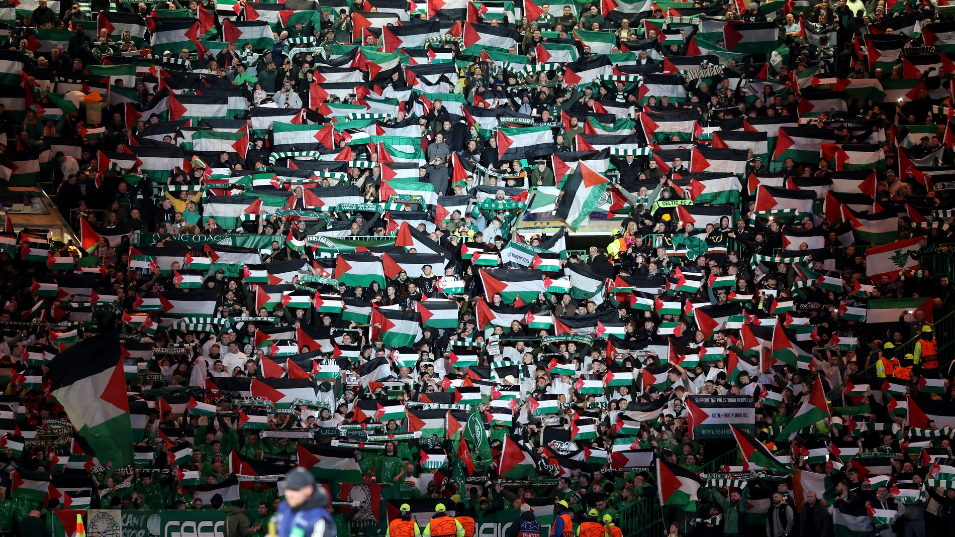 Decenas de banderas de Palestina en la grada del Celtic Park
