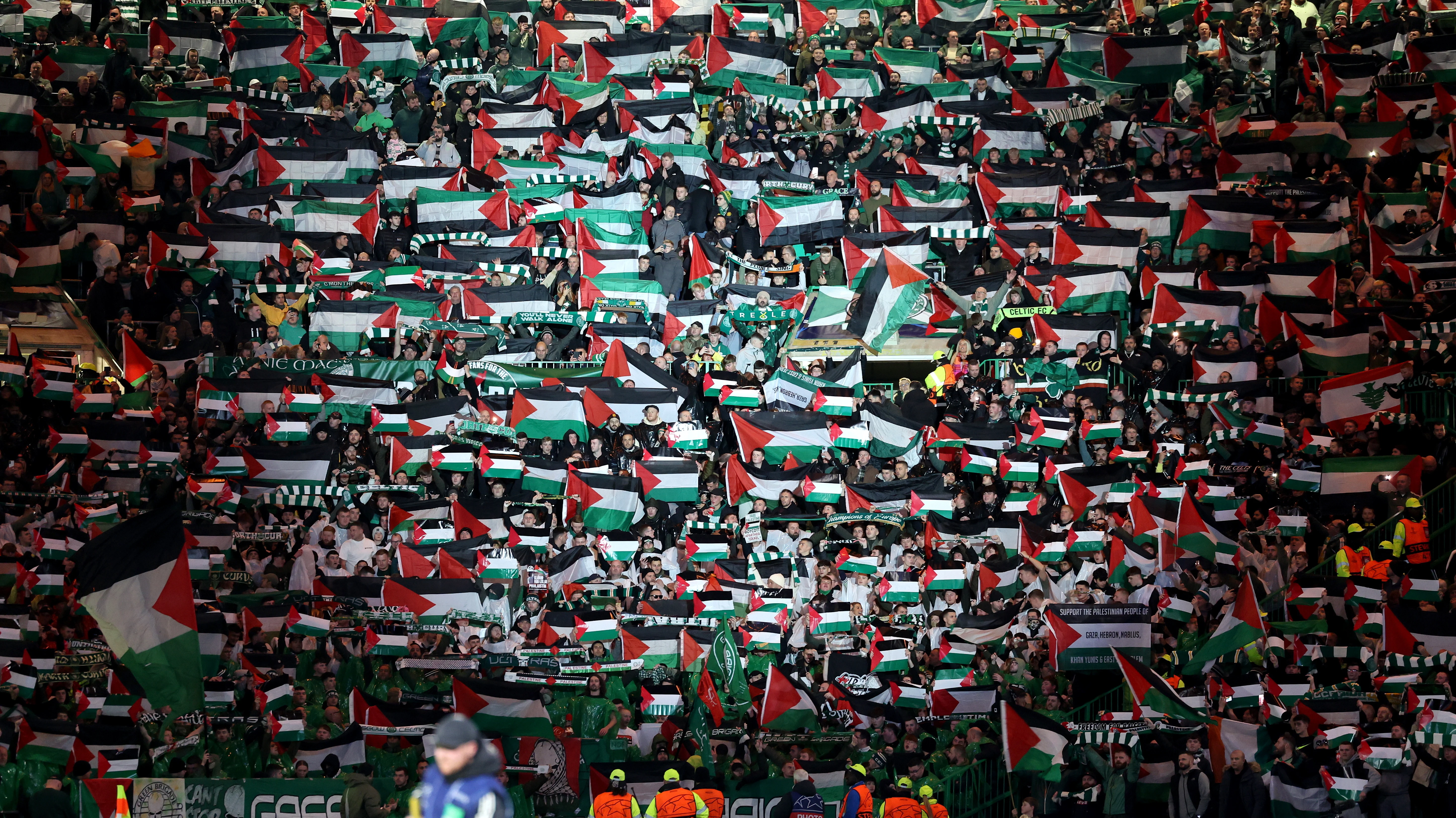 Decenas de banderas de Palestina en la grada del Celtic Park