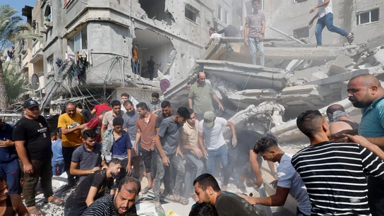 Los palestinos buscan entre los escombros a sus familiares tras los bombardeos israelíes a edificios residenciales en Khan Younis. Los palestinos buscan entre los escombros a sus familiares tras los bombardeos israelíes a edificios residenciales en Khan Younis.