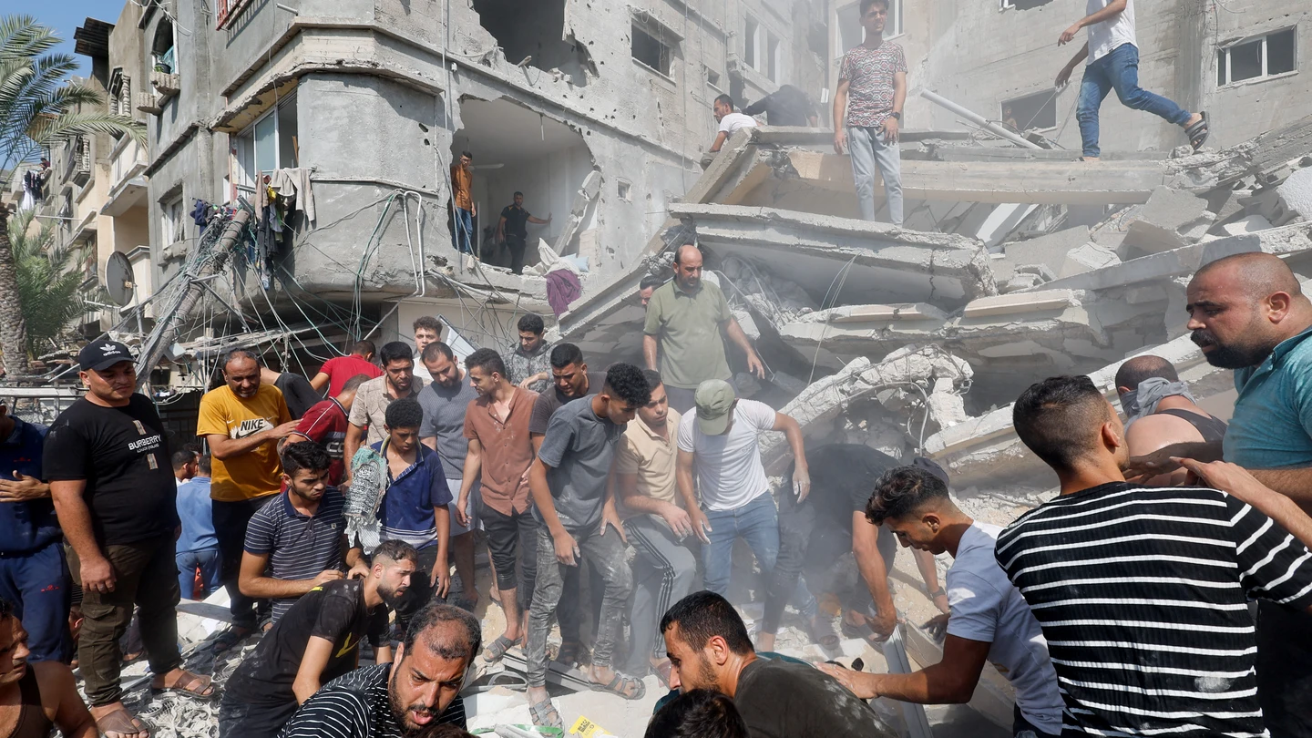 Los palestinos buscan entre los escombros a sus familiares tras los bombardeos israelíes a edificios residenciales en Khan Younis. Los palestinos buscan entre los escombros a sus familiares tras los bombardeos israelíes a edificios residenciales en Khan Younis.