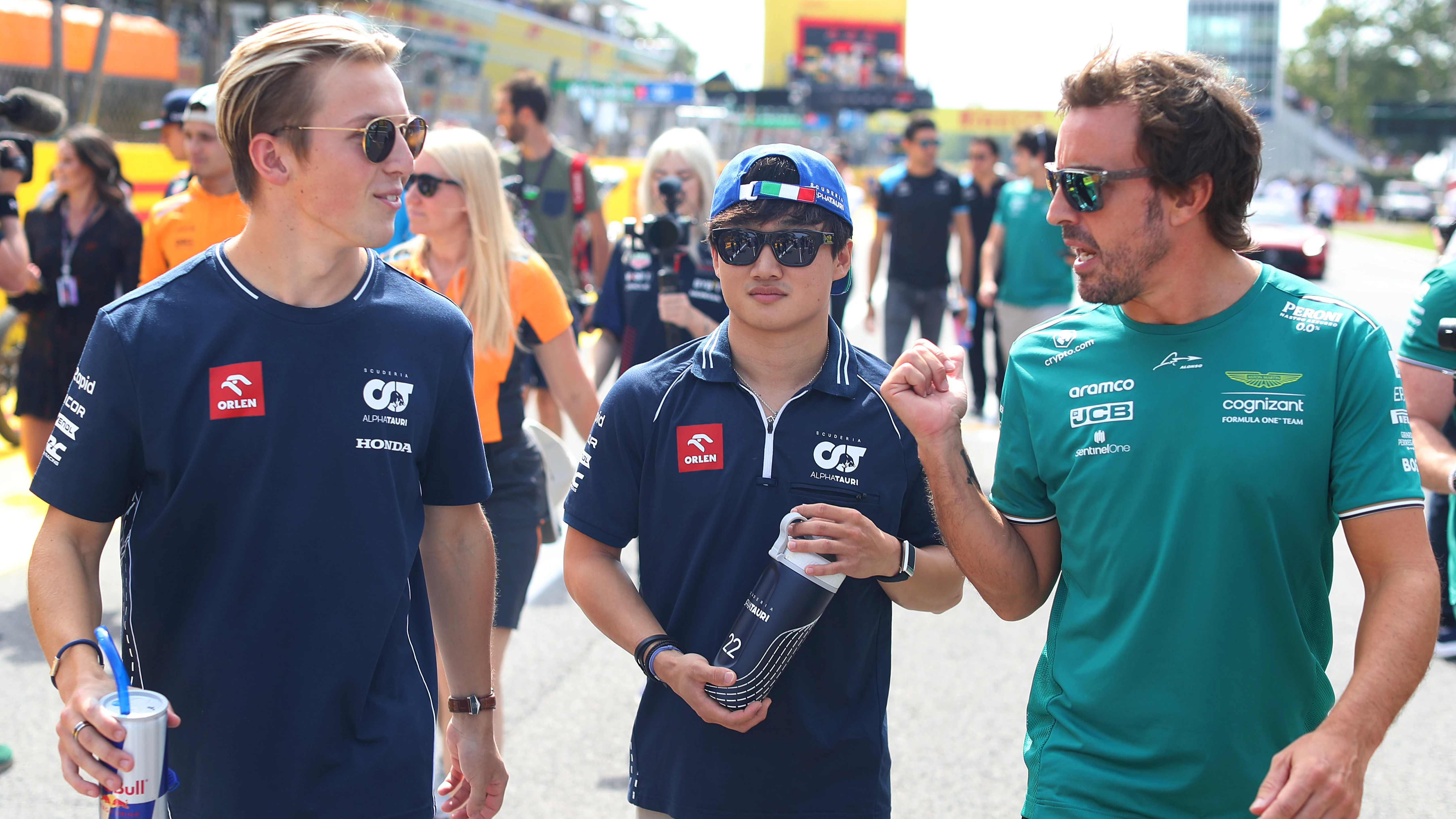 Liam Lawson, Yuki Tsunoda y Fernando Alonso