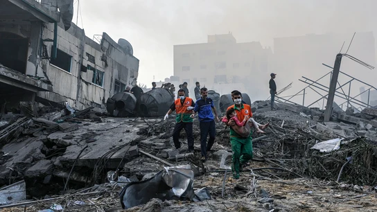 Los servicios sanitarios sacan de entre los escombros a una niña tras un ataque israelí en Gaza. Los servicios sanitarios sacan de entre los escombros a una niña tras un ataque israelí en Gaza.