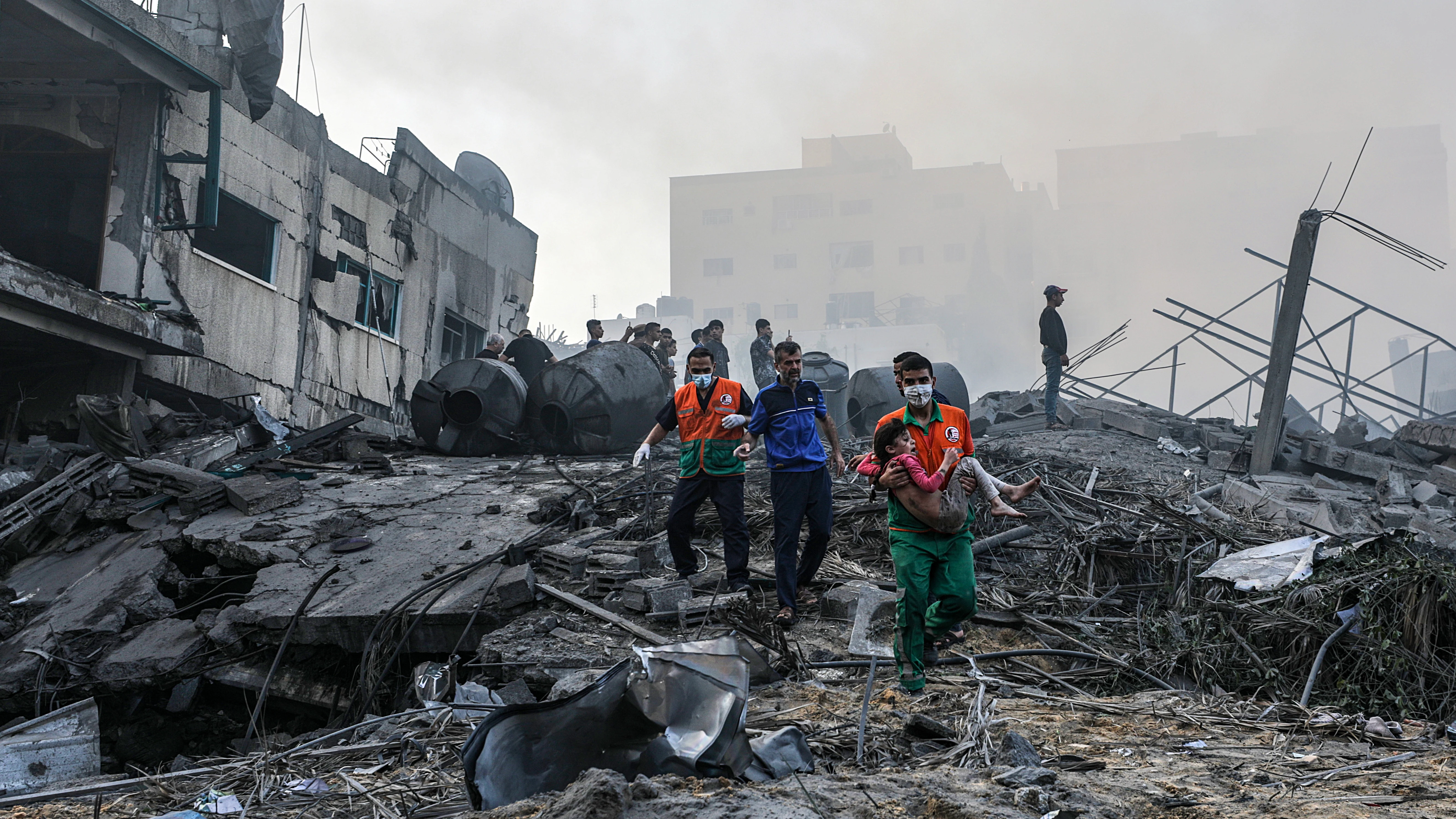 Los servicios sanitarios sacan de entre los escombros a una niña tras un ataque israelí en Gaza. 