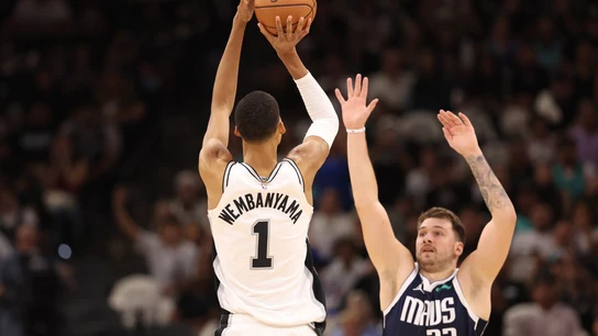 Luka Doncic y Víctor Wembayama Luka Doncic y Víctor Wembayama