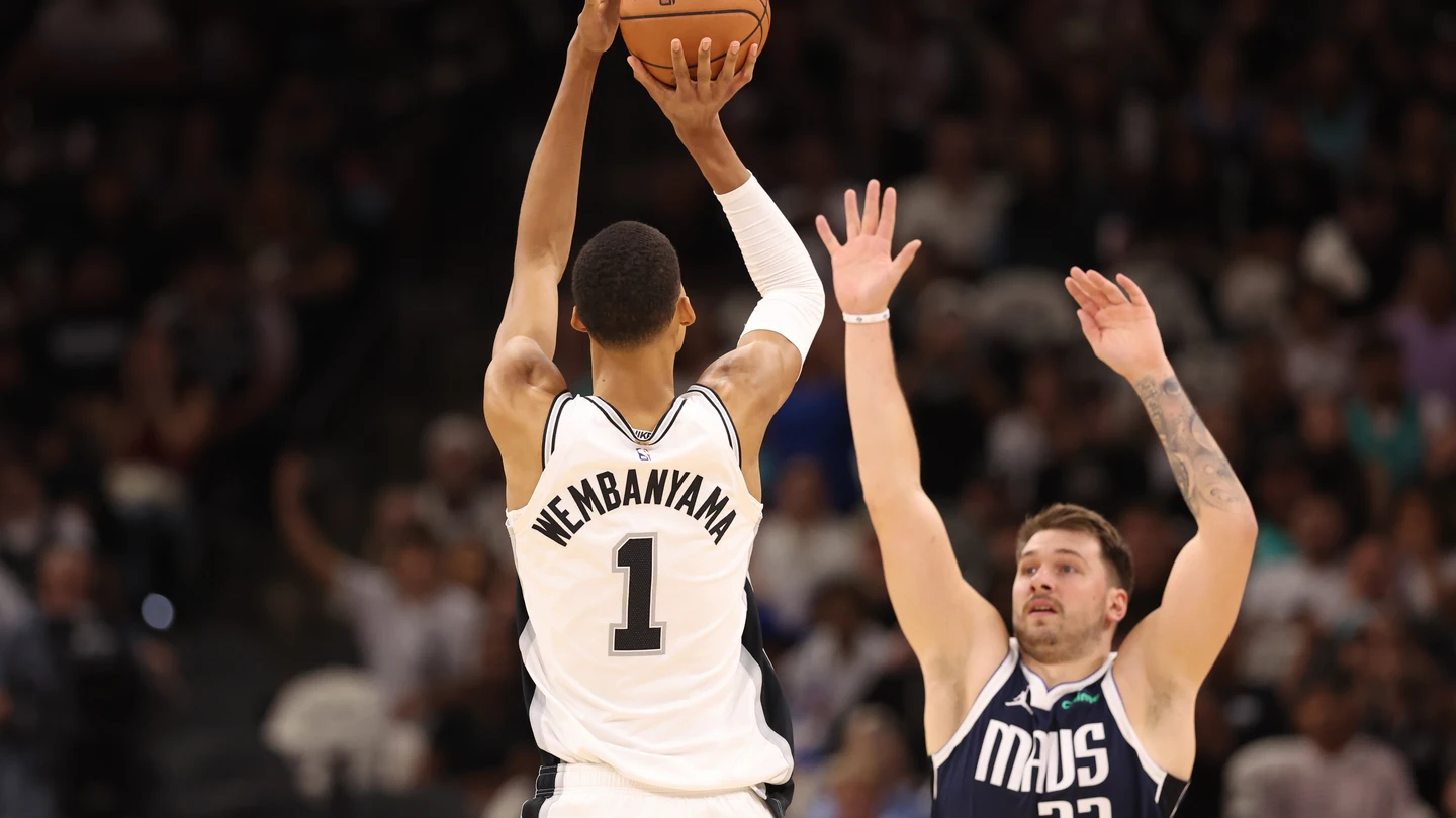 Luka Doncic y Víctor Wembayama Luka Doncic y Víctor Wembayama