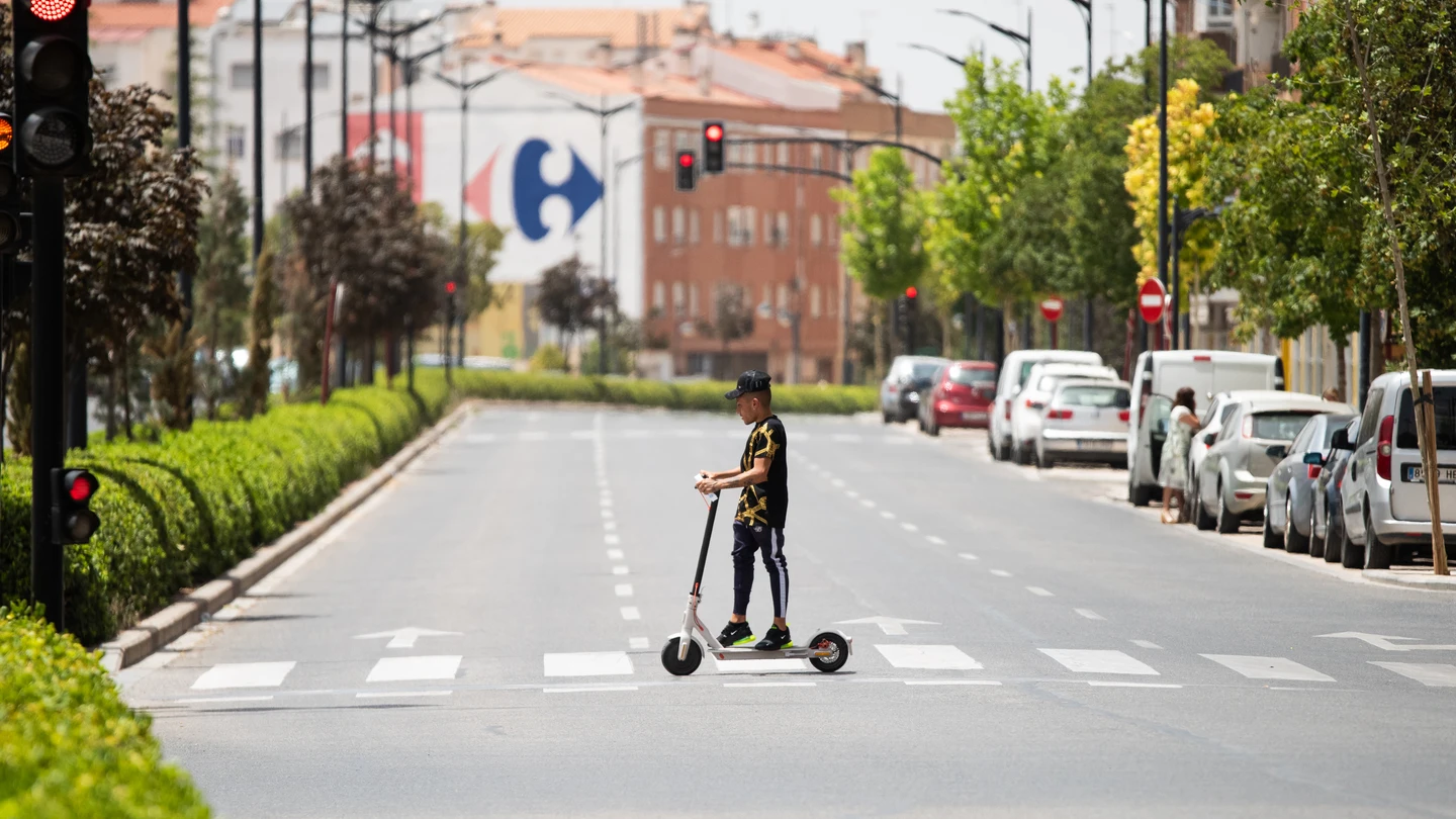 Murcia prohíbe a los patines eléctricos circular por las aceras con sanciones de hasta 500 euros Murcia prohíbe a los patines eléctricos circular por las aceras con sanciones de hasta 500 euros