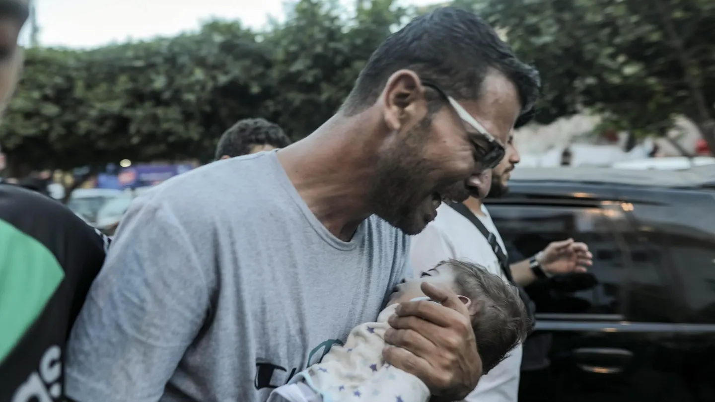 Un hombre lleva a un niño herido en un hospital de Jan Yunis tras un bombardeo israelí, sur de la Franja de Gaza. Un hombre lleva a un niño herido en un hospital de Jan Yunis tras un bombardeo israelí, sur de la Franja de Gaza.