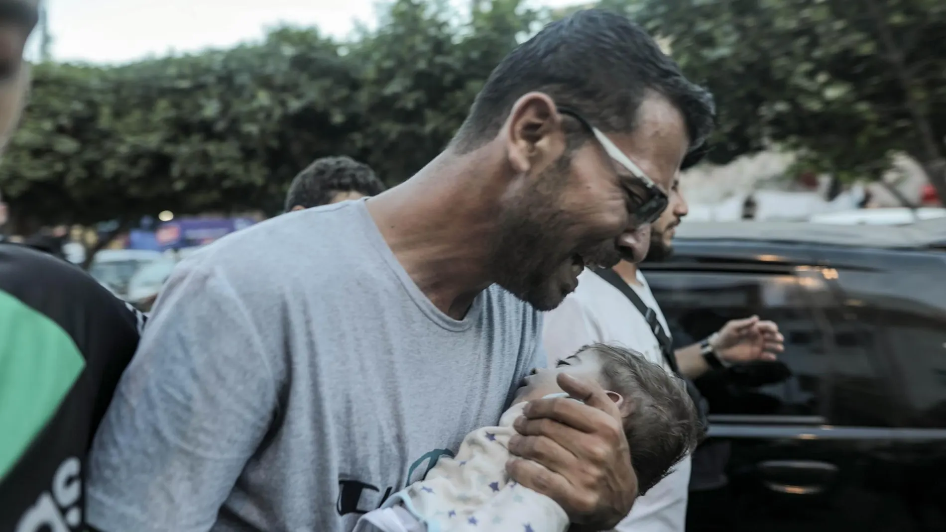 Un hombre lleva a un niño herido en un hospital de Jan Yunis tras un bombardeo israelí, sur de la Franja de Gaza.