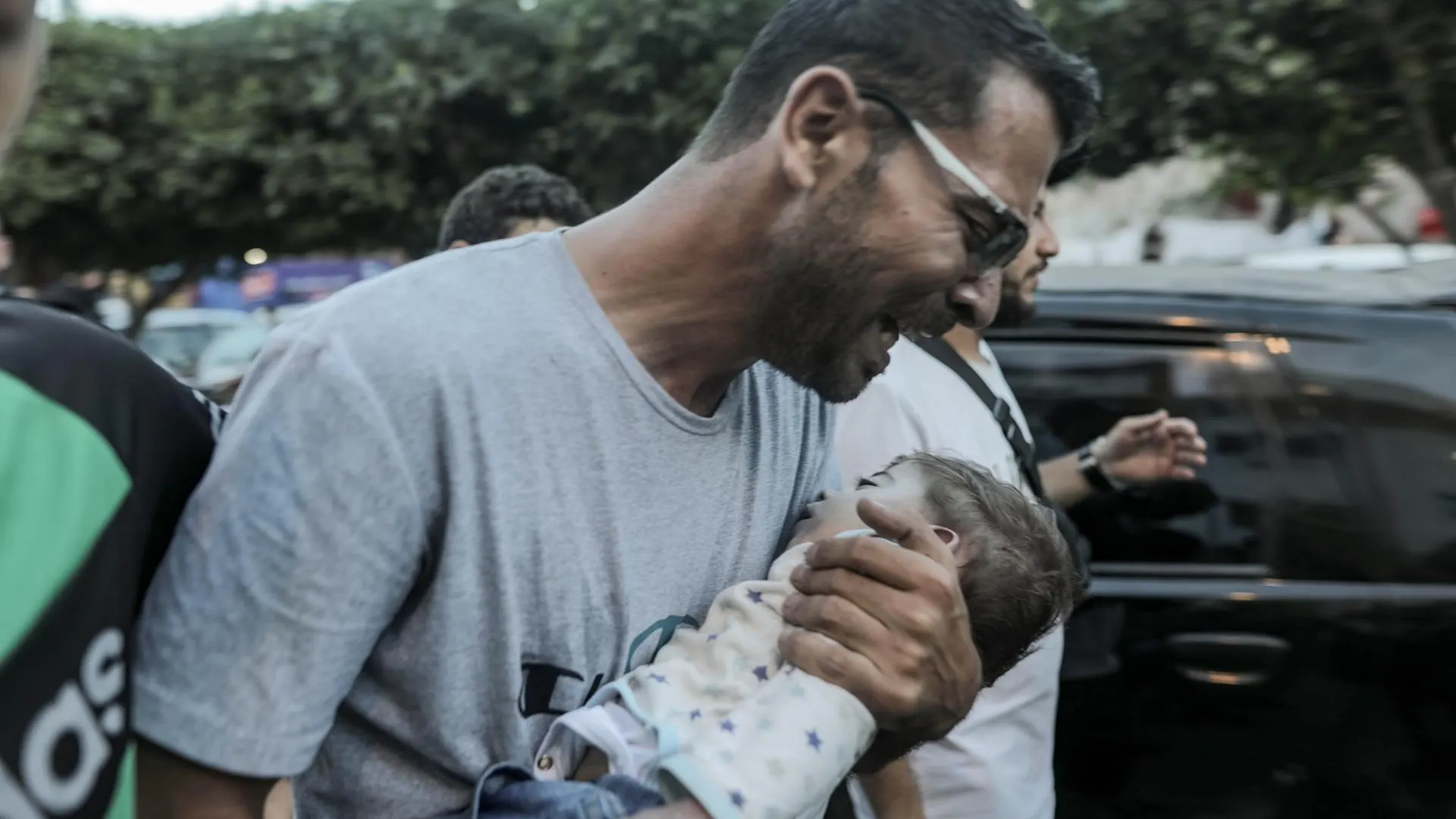 Un hombre lleva a un niño herido en un hospital de Jan Yunis tras un bombardeo israelí, sur de la Franja de Gaza.