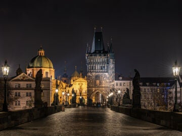 Praga de noche (República Checa)