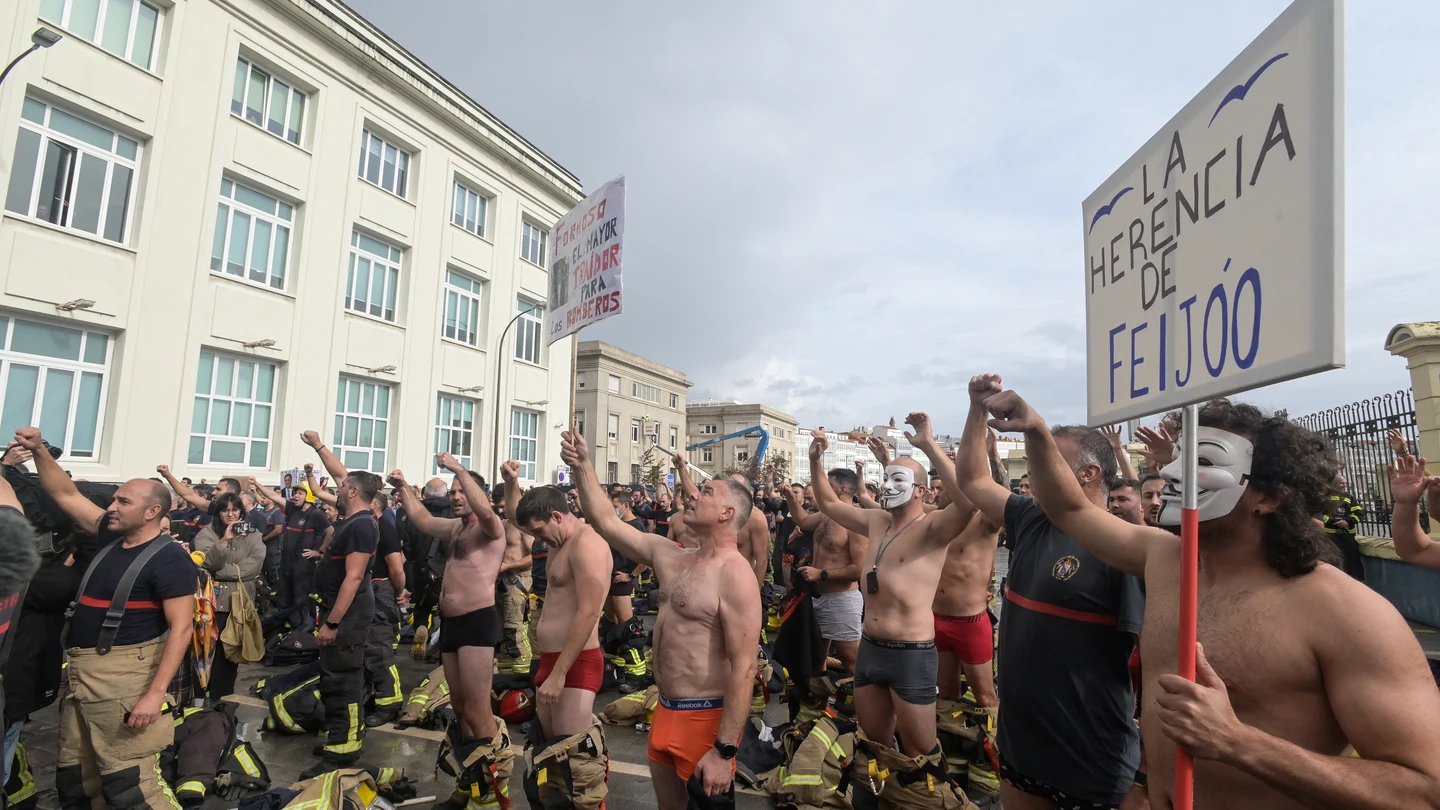 Bomberos protestan en ropa interior por una mejora de las condiciones salariales en Galicia Bomberos protestan en ropa interior por una mejora de las condiciones salariales en Galicia