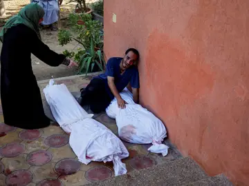 El palestino Mohammed al-Akhras reacciona junto a los cuerpos de su hija Jana y su esposa, que murieron en los ataques israelíes, en Khan Younis.