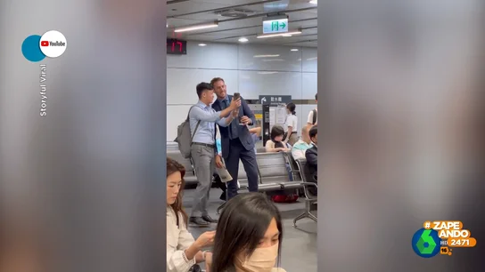 Confunden a un chico con Ryan Reynolds en un aeropuerto y no paran de pedirle selfis Confunden a un chico con Ryan Reynolds en un aeropuerto y no paran de pedirle selfis