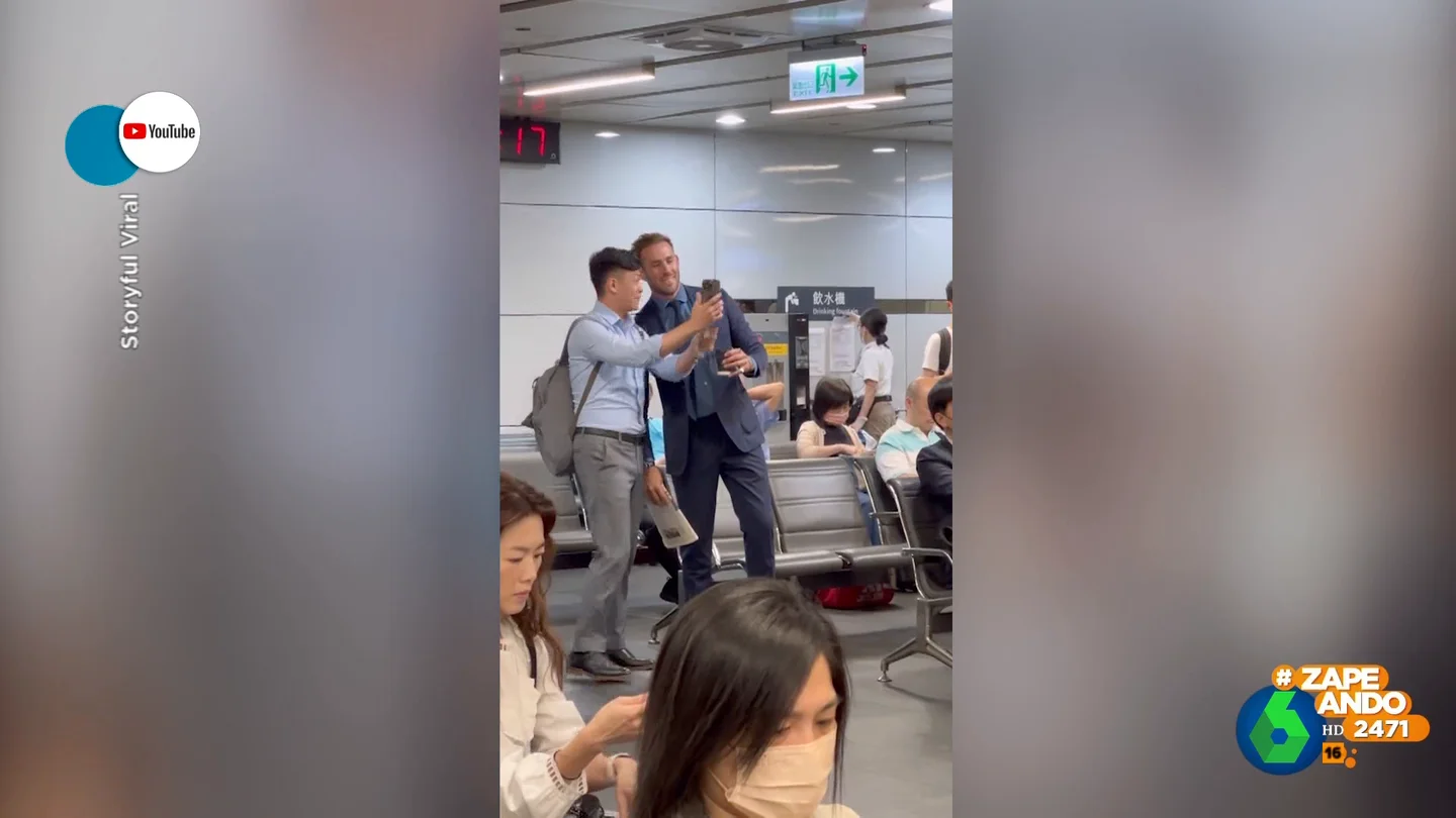 Confunden a un chico con Ryan Reynolds en un aeropuerto y no paran de pedirle selfis Confunden a un chico con Ryan Reynolds en un aeropuerto y no paran de pedirle selfis