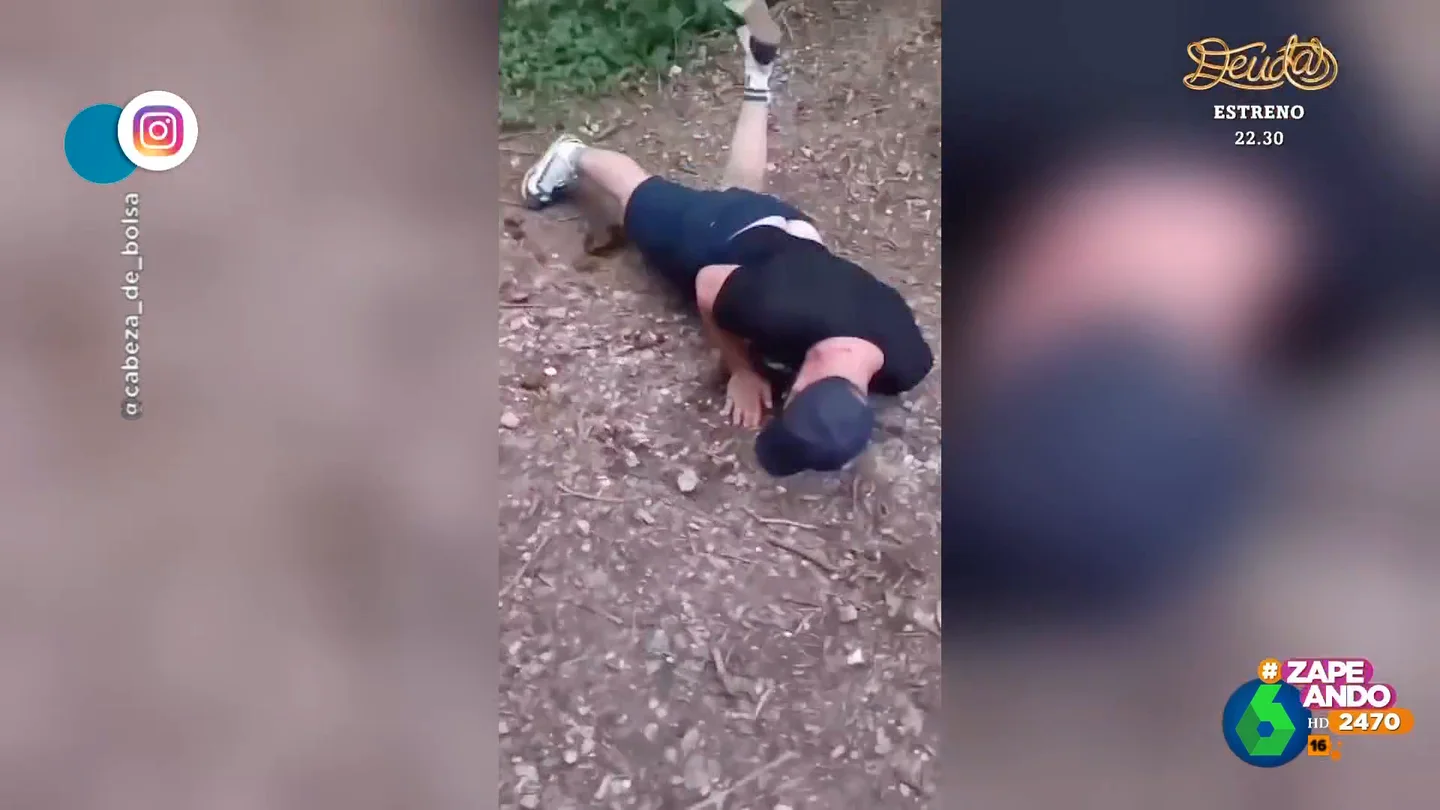 Una aterrizaje poco afortunado: se tropieza y termina encima de una caca Una aterrizaje poco afortunado: se tropieza y termina encima de una caca