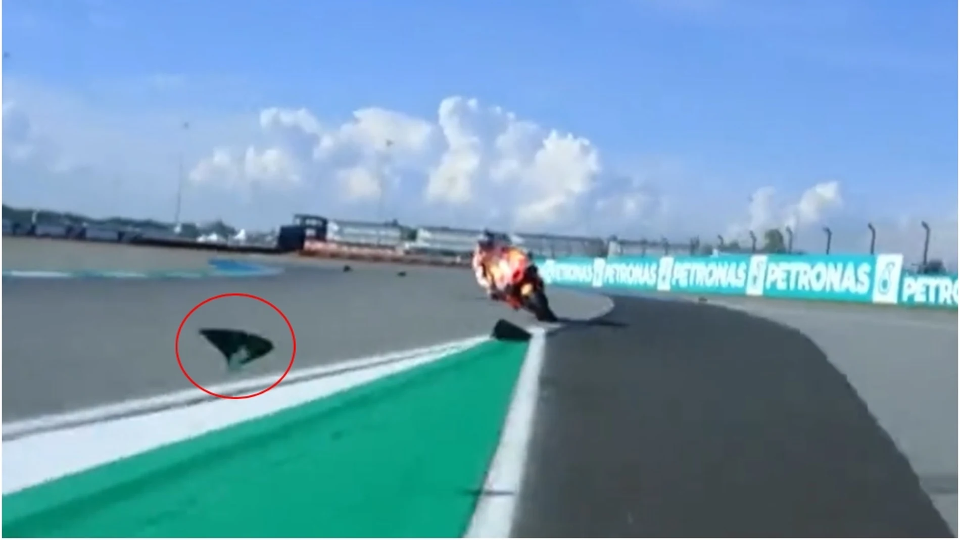 Tremendo susto con Marc Márquez: una pieza de la Ducati de Jorge Martín le golpea en el hombro a gran velocidad