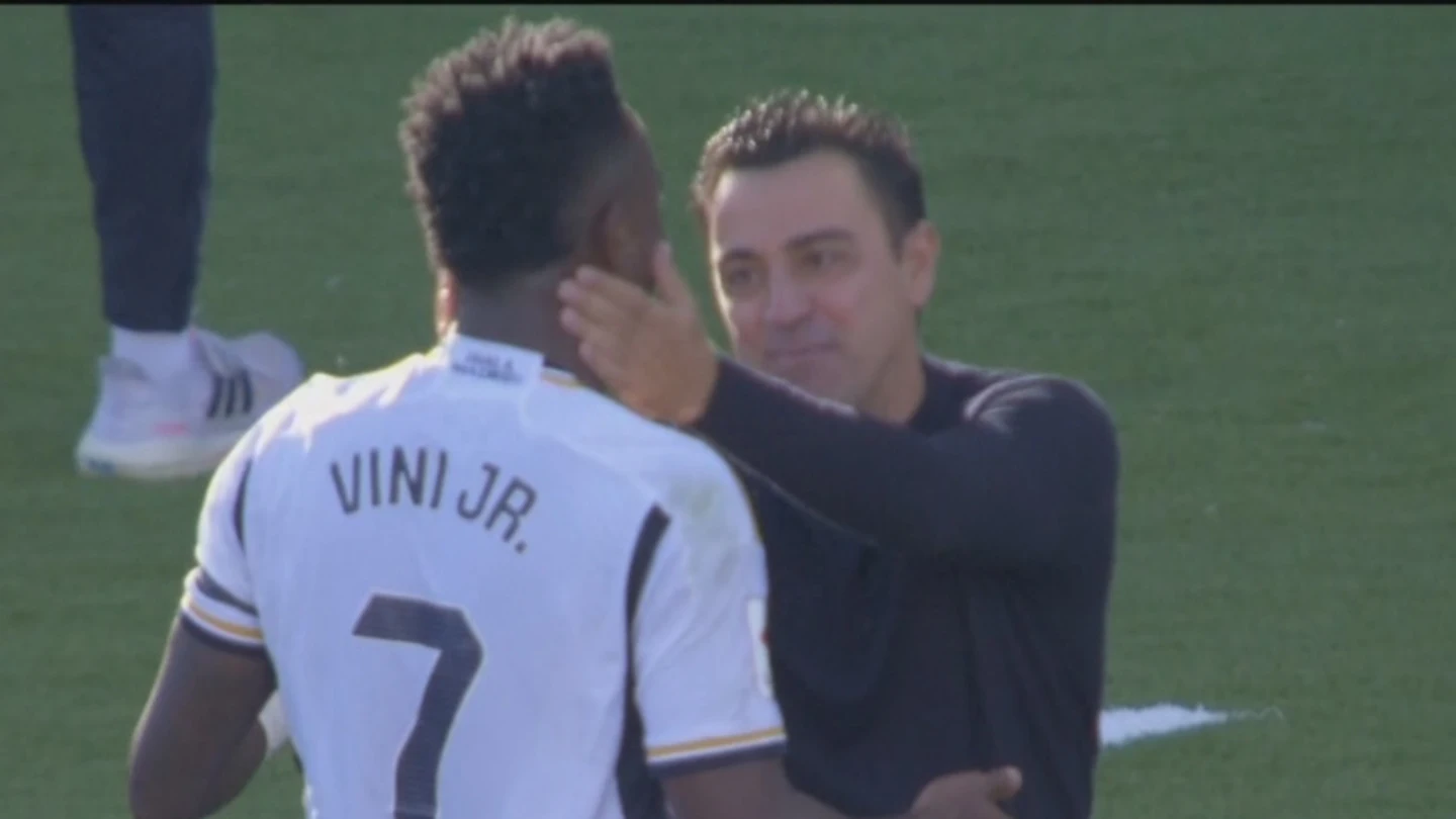 Xavi le da una palmadita en la cara a Vinicius durante El Clásico Xavi le da una palmadita en la cara a Vinicius durante El Clásico