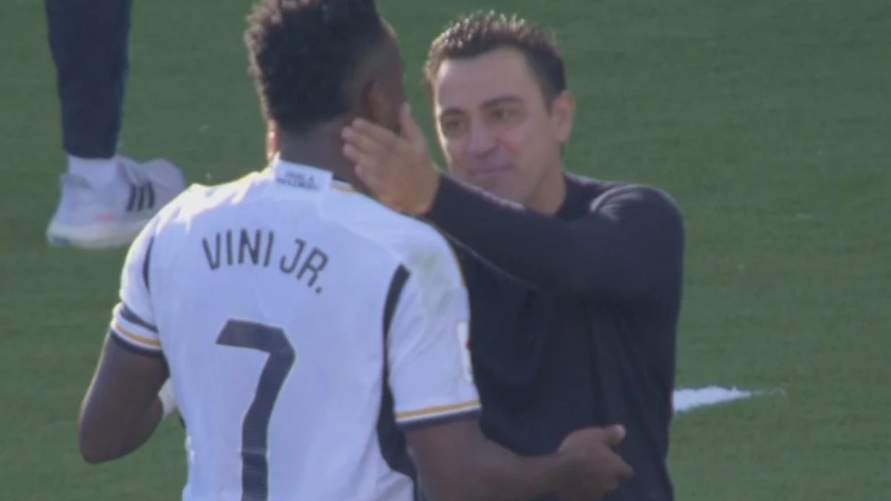 Xavi le da una palmadita en la cara a Vinicius durante El Clásico