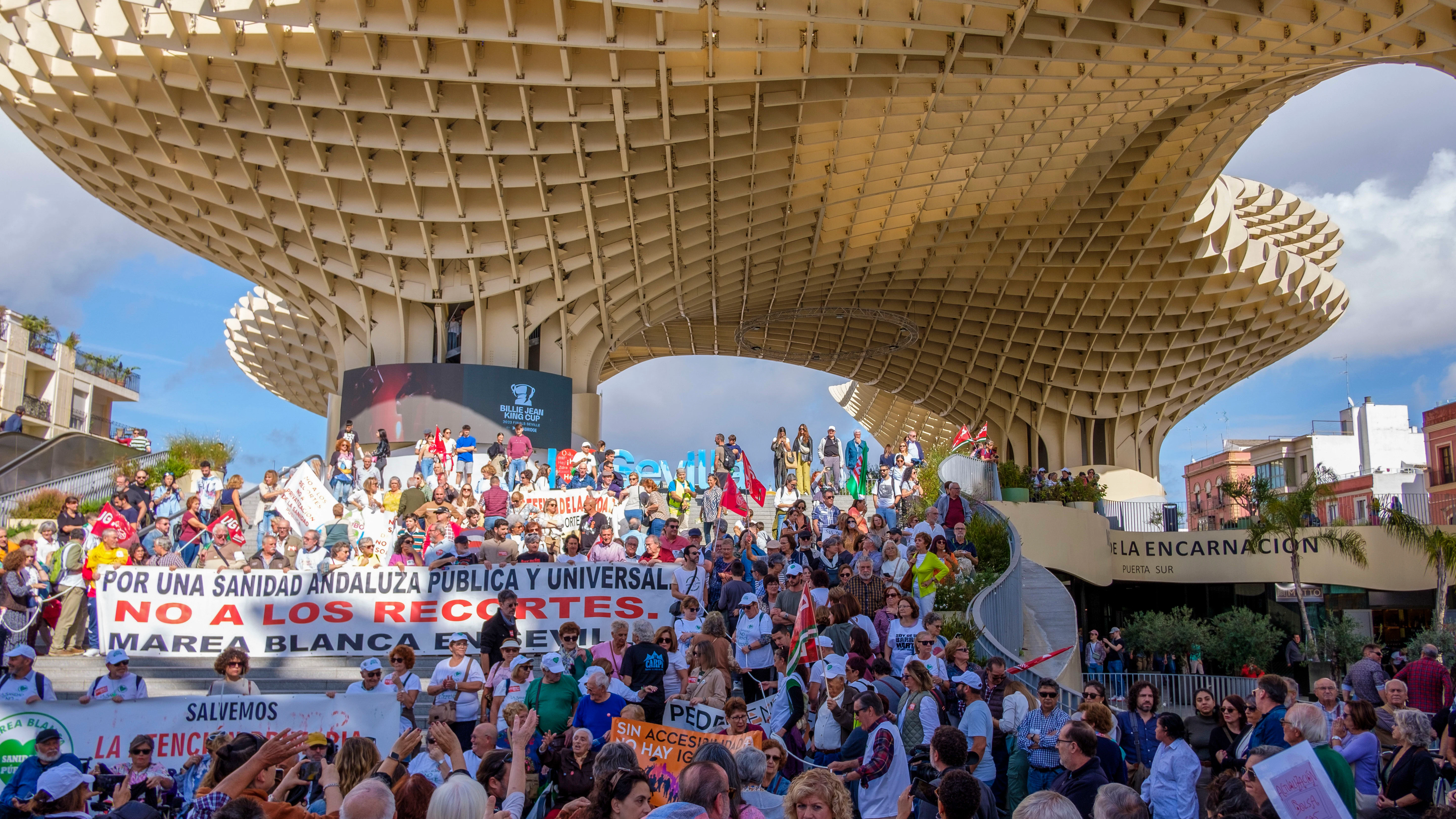 Miles de personas se manifiestan en Andalucía para reclamar la defensa de una sanidad pública de calidad.