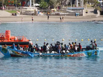 Más de 50 personas llegan en cayuco a las costas españolas este domingo, 12 de ellas menores de edad
