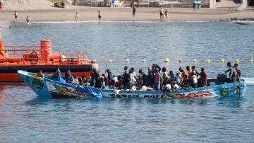 Más de 50 personas llegan en cayuco a las costas españolas este domingo, 12 de ellas menores de edad