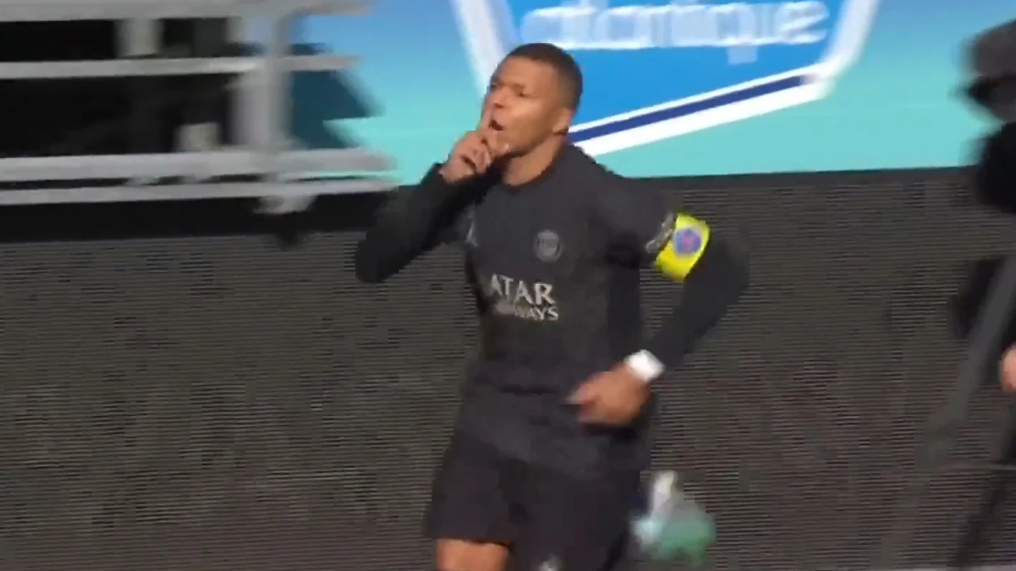 Mbappé manda callar a la afición rival Mbappé manda callar a la afición rival