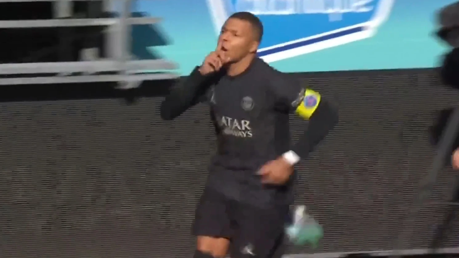 Mbappé manda callar a la afición rival