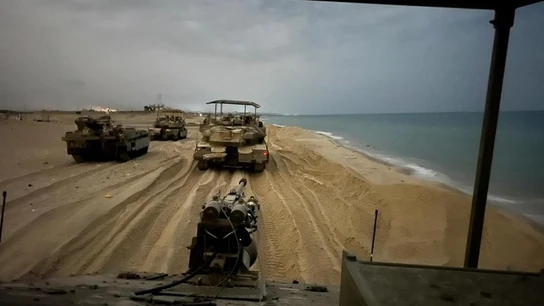 Tanques israelíes avanzan por la costa norte de la Franja de Gaza Tanques israelíes avanzan por la costa norte de la Franja de Gaza