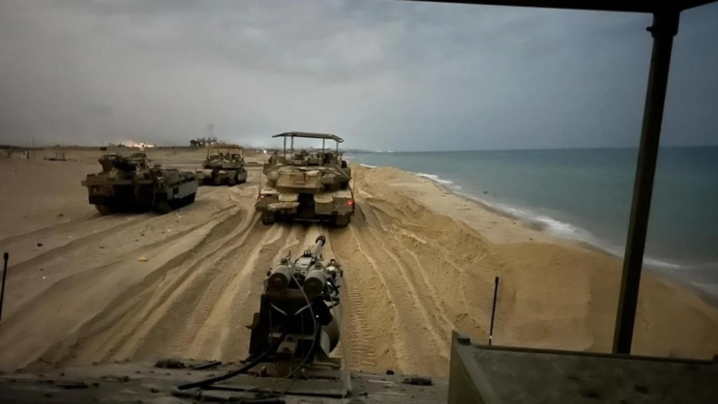 Tanques israelíes avanzan por la costa norte de la Franja de Gaza Tanques israelíes avanzan por la costa norte de la Franja de Gaza