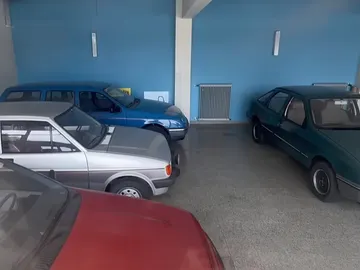 Hoy te toca pasarlo mal viendo este concesionario Ford abandonado desde 1986 Hoy te toca pasarlo mal viendo este concesionario Ford abandonado desde 1986