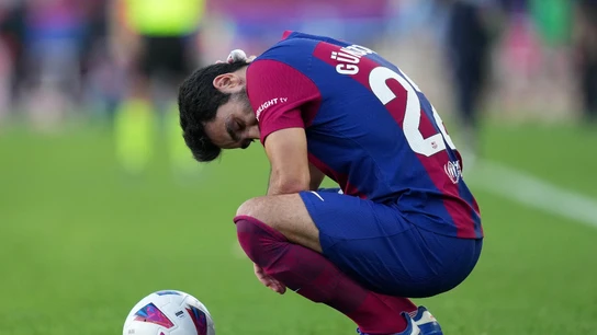 Gundogan, cabizbajo y en cuclillas Gundogan, cabizbajo y en cuclillas