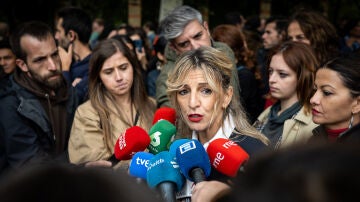 Yolanda Díaz atiende a los medios de comunicación durante la manifestación en defensa de Palestina